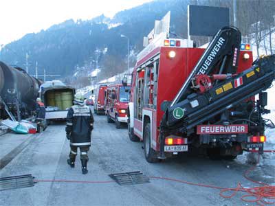 Bei Verschubarbeiten am Bahnhof Landeck ist bei einer Lokomotive Diesel ausgetreten