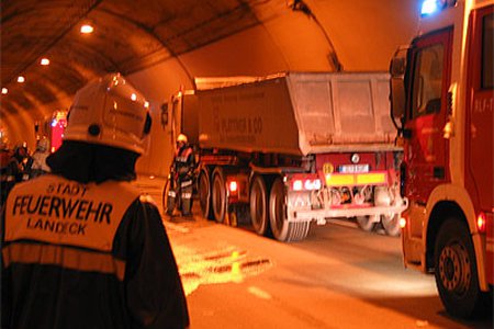 LKW-Motor-Brand im Strenger-Tunnel