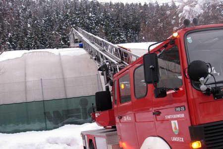 Tennishalle in Landeck musste vom Schnee befreit werden