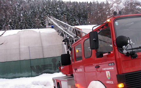 Tennishalle in Landeck musste vom Schnee befreit werden