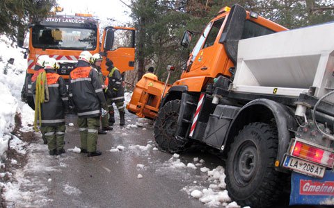 Knapp am Absturz vorbei ... LKW-Bergung in Landeck