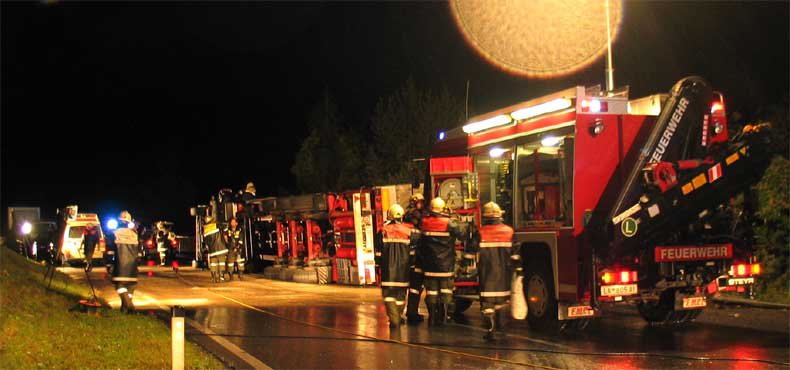 LKW auf der B180 umgekippt