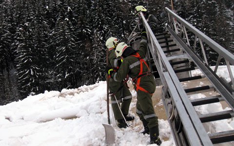 Tennishalle in Landeck musste vom Schnee befreit werden