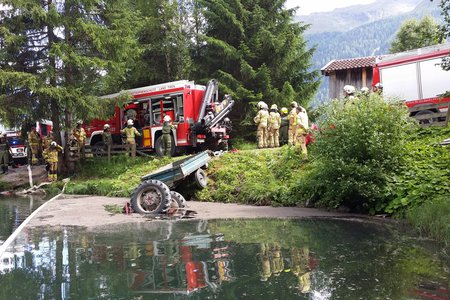 Traktorbergung aus Gewässer in Strengen