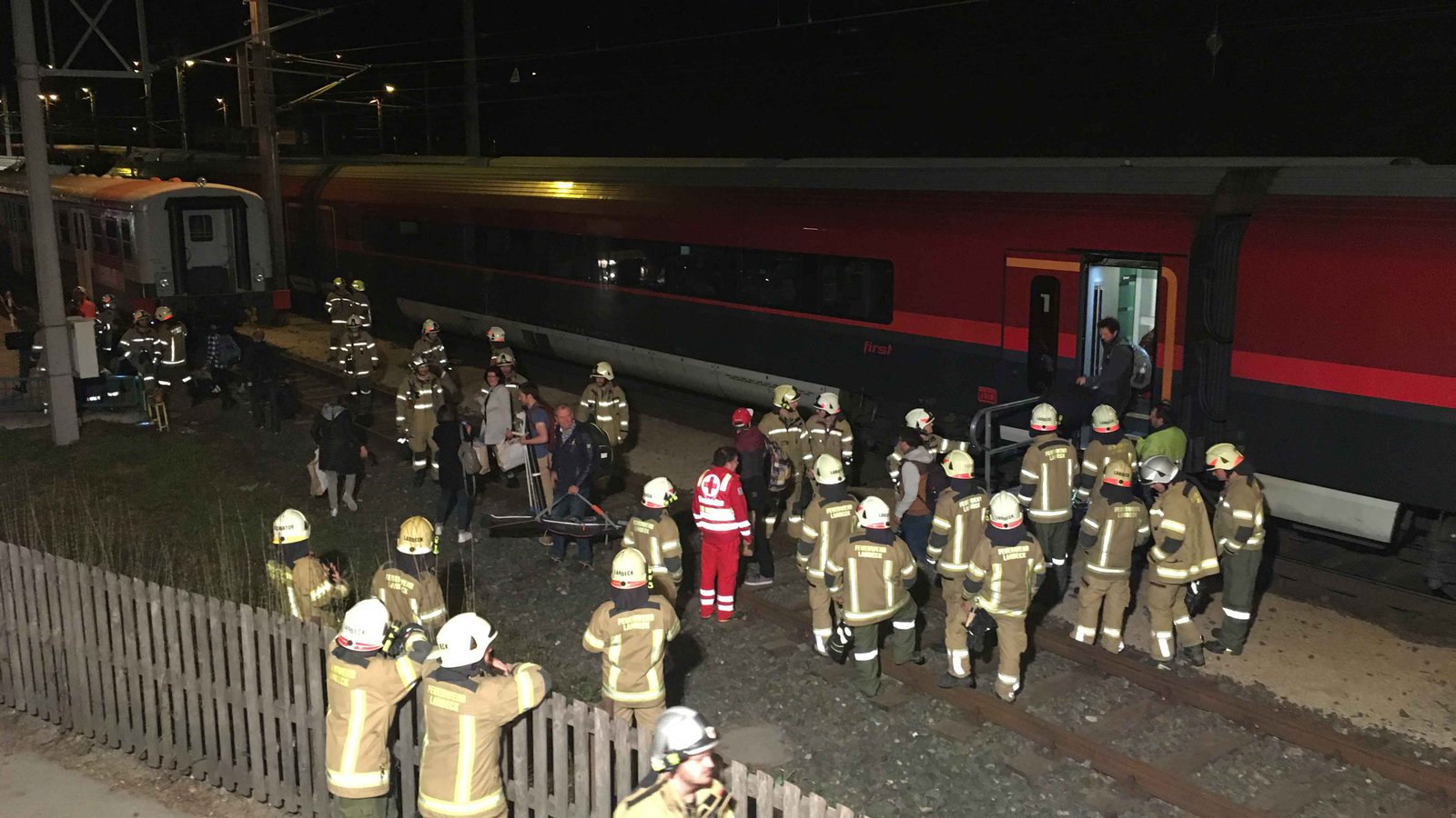 Zug-beschaedigt-Oberleitung-15.jpg