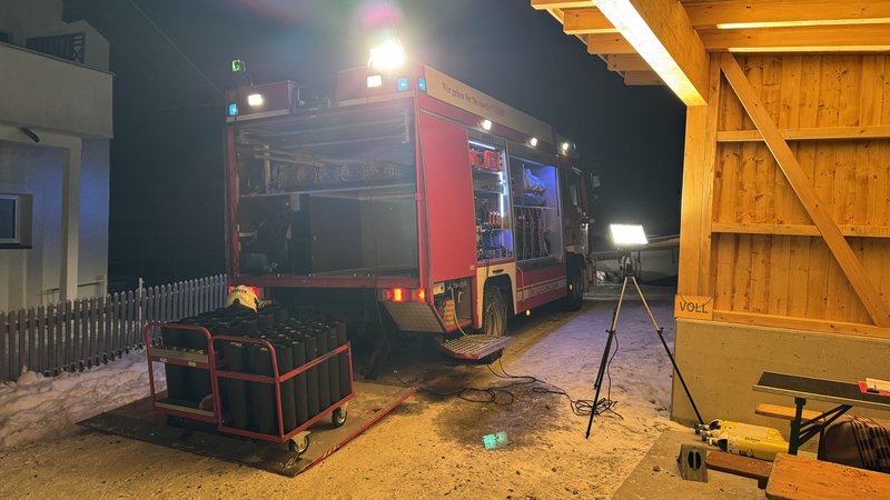 Dachstuhlbrand in Pfunds: Feuerwehr Landeck im Unterstützungseinsatz
