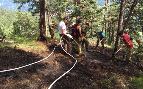 Blitzschlag verursachte Waldbrand in Stanz