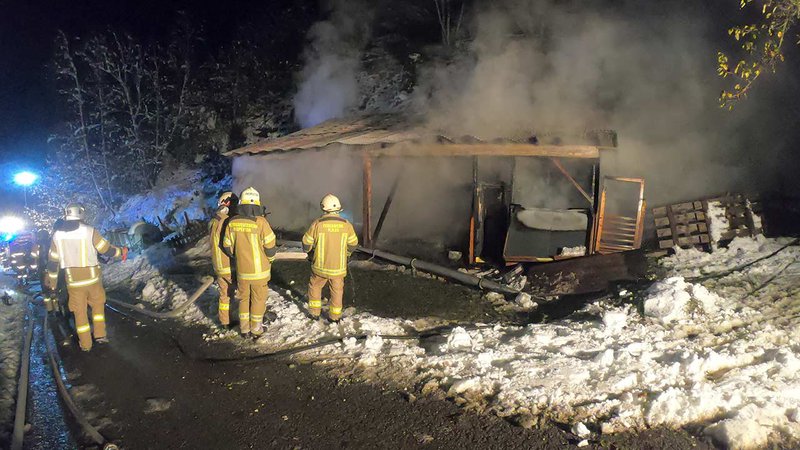 Wirtschaftsschuppen stand in Vollbrand