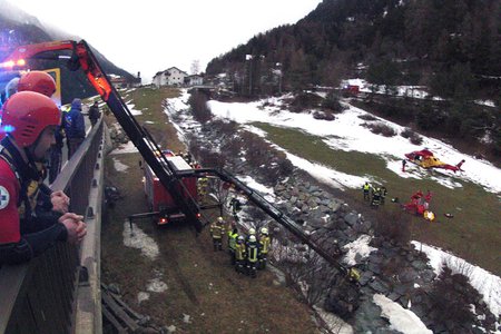 Auto von Brücke in den Bach gestürzt