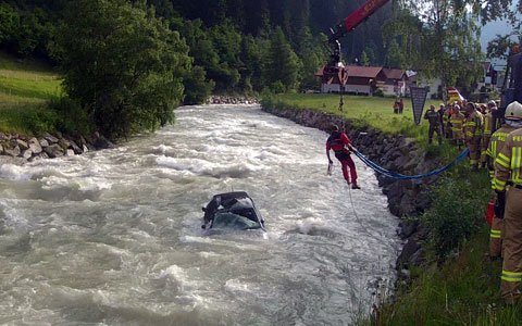 KFZ-Bergung aus der Trisanna in See
