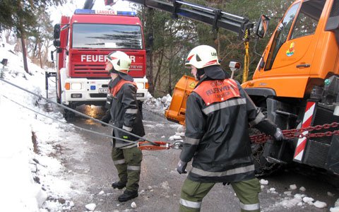 Knapp am Absturz vorbei ... LKW-Bergung in Landeck