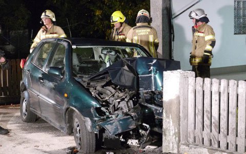 22-jähriger prallte mit seinem Fahrzeug gegen Betonpfeiler