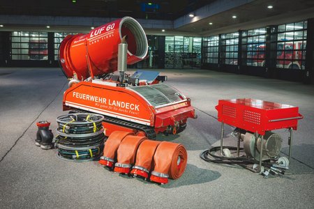 Feuerwehr Landeck übernimmt mobile Hochleistungspumpe für Katastropheneinsätze