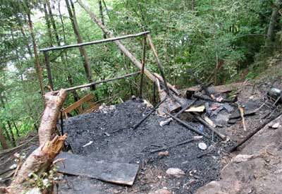 Brand eines Unterstandes im Wald