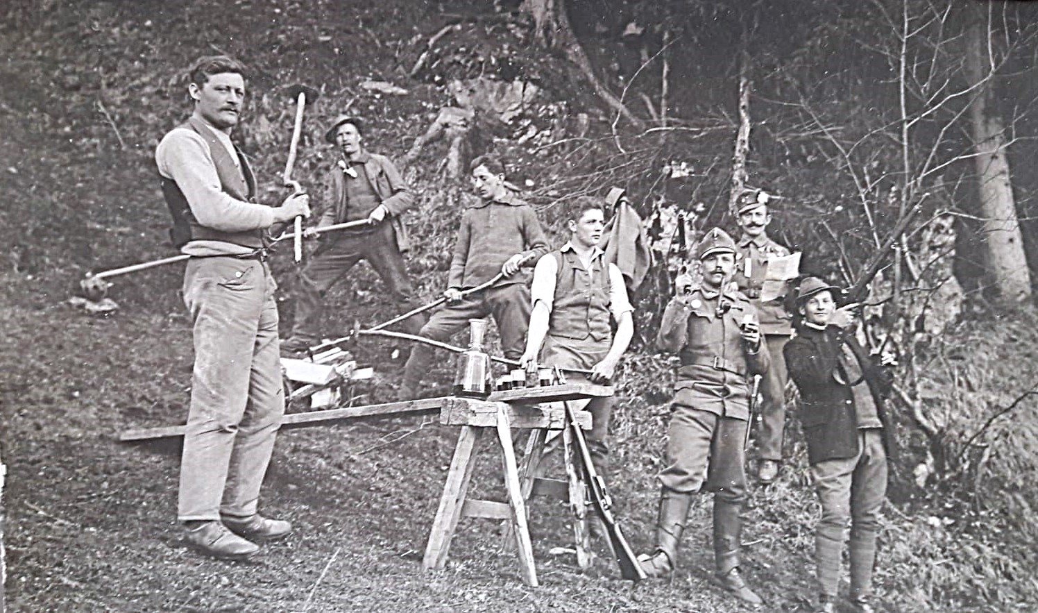 14- 1919 spielbuam posierenfür den fotografen.jpg