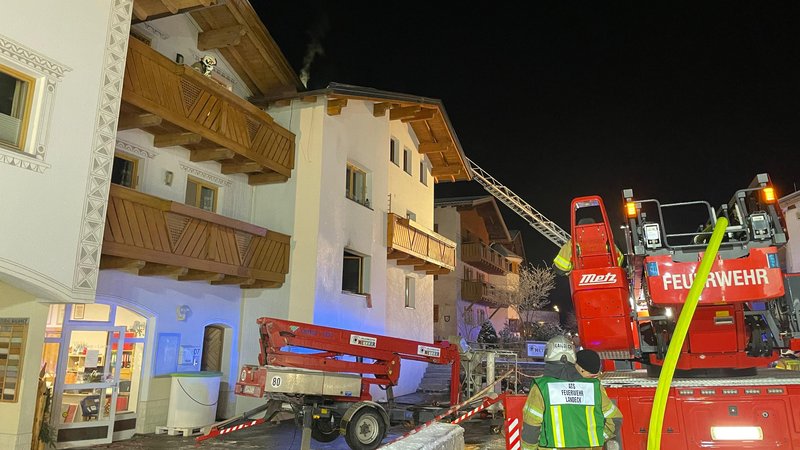 Dachstuhlbrand in Pfunds: Feuerwehr Landeck im Unterstützungseinsatz