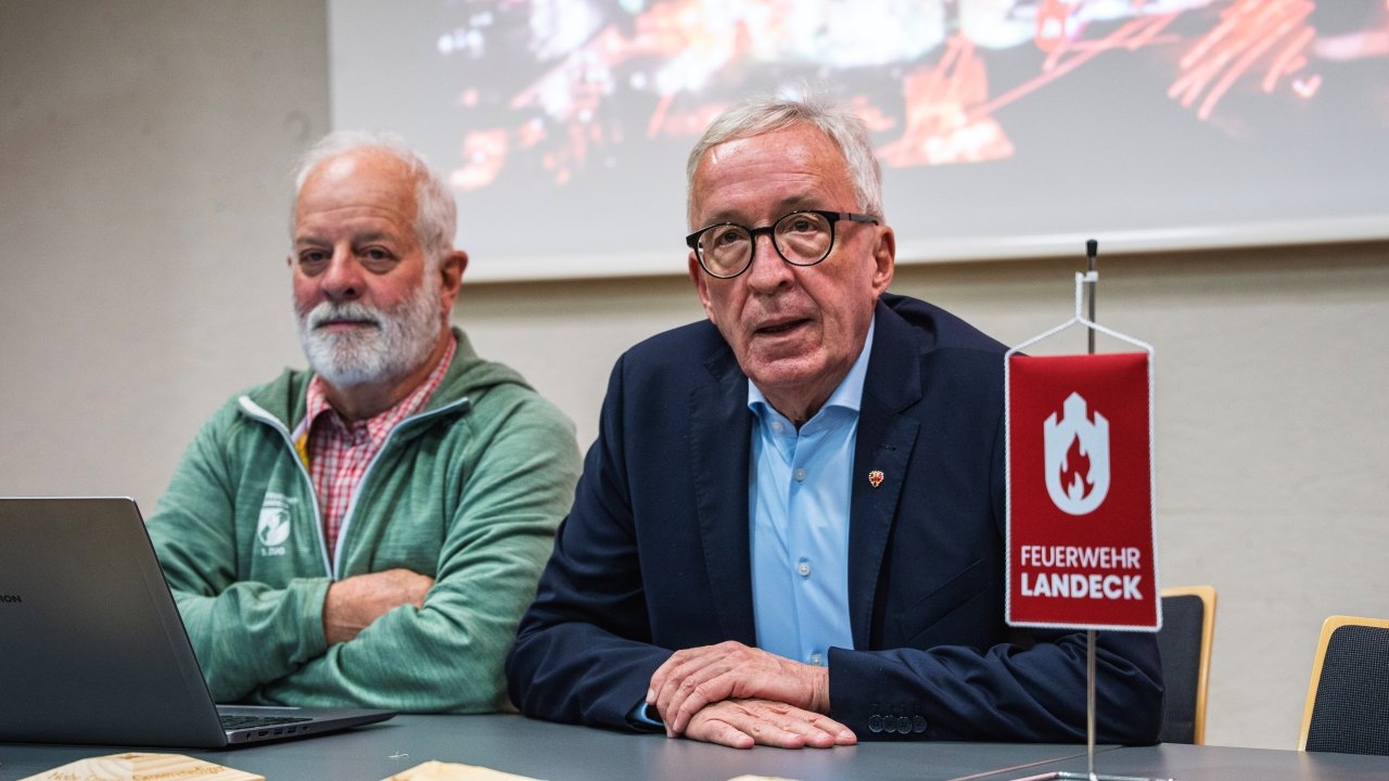 (C) Feuerwehr Landeck, Präsentation Scheibenschlag Buch (38).jpg
