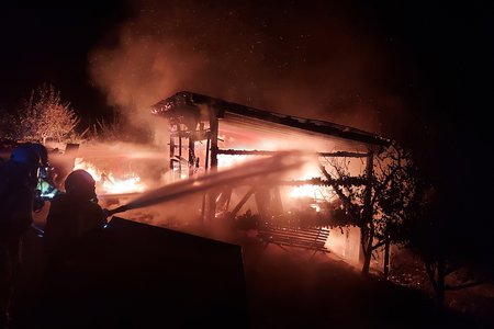 Geräteschuppen in Vollbrand - weiterer Brand in Stanz