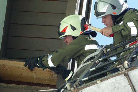 Feuerwehr Landeck rettet Schwalbe aus ihrem Nest