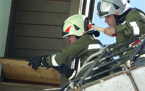 Feuerwehr Landeck rettet Schwalbe aus ihrem Nest