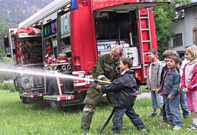 Kindergarten besucht die Feuerwehr Landeck