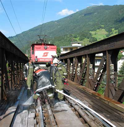 Bahnbrücke in Landeck brennt