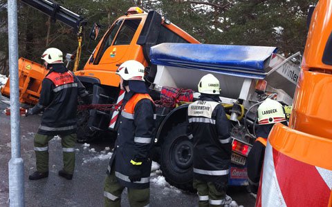 Knapp am Absturz vorbei ... LKW-Bergung in Landeck