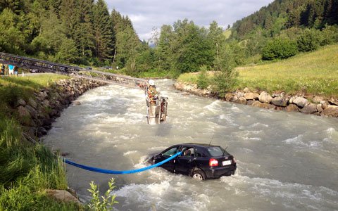 KFZ-Bergung aus der Trisanna in See