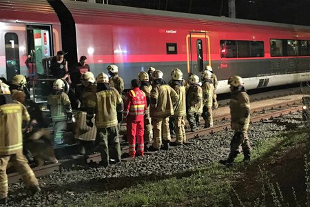 Zug der ÖBB beschädigte Oberleitung