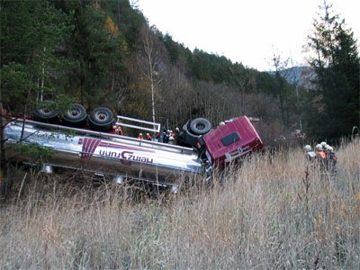 LKW-Unfall mit 25.000 Liter Wein