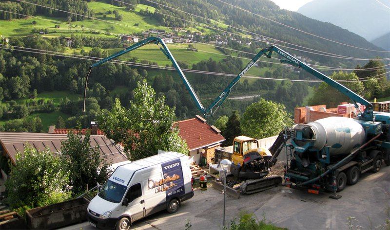 Schwerer Stromunfall in Landeck, Betonmischer geriet in eine 25-KV-Leitung