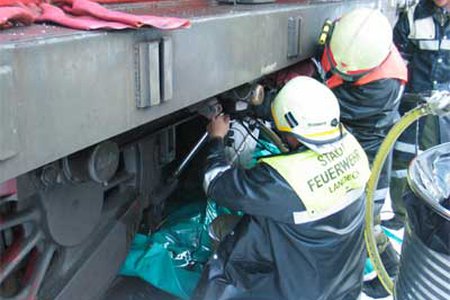 Bei Verschubarbeiten am Bahnhof Landeck ist bei einer Lokomotive Diesel ausgetreten
