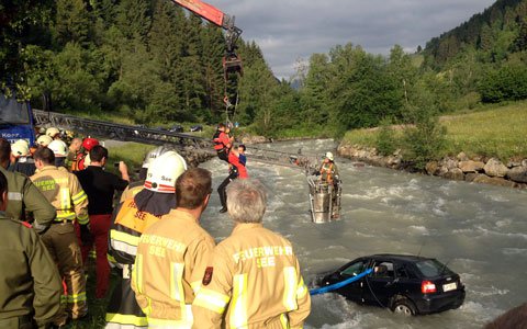 KFZ-Bergung aus der Trisanna in See
