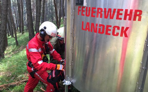 Blitzschlag verursachte Waldbrand in Stanz