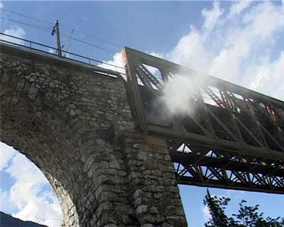 Bahnbrücke in Landeck brennt