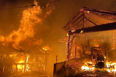 Stall- und Wirtschaftsgebäude in Stanz im Vollbrand