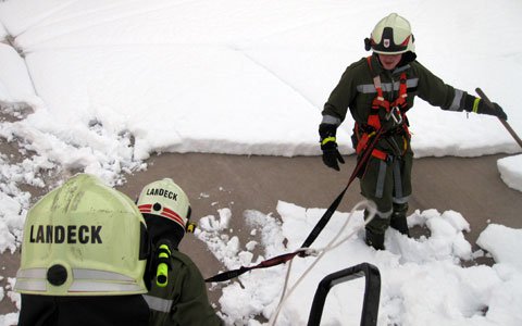 Tennishalle in Landeck musste vom Schnee befreit werden
