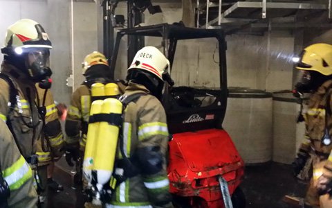 Gasbetriebener Gabelstapler brannte in Industriehalle