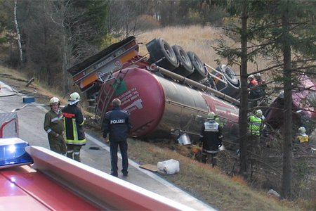 LKW-Unfall mit 25.000 Liter Wein