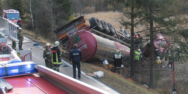 LKW-Unfall mit 25.000 Liter Wein