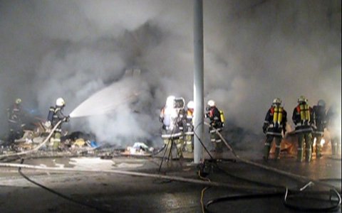Brand in einer Lagerhalle in Fließ