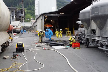 Gefahrgut-Übung in der Donau Chemie Landeck