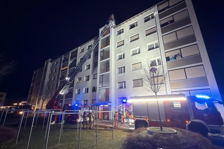 Schnell reagiert: Zeitungsträgerin meldet Rauch im Stiegenhaus