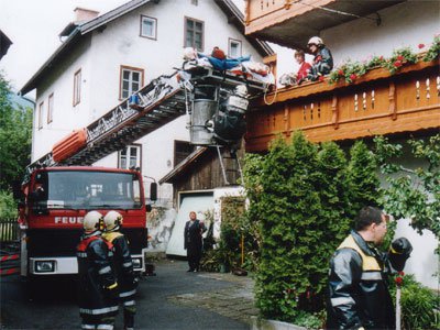 Patient mittels Drehleiter geborgen