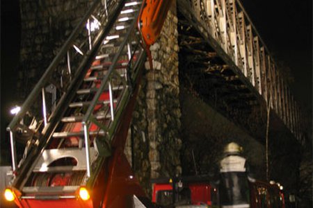 Feuer auf der Eisenbahnbrücke in Landeck