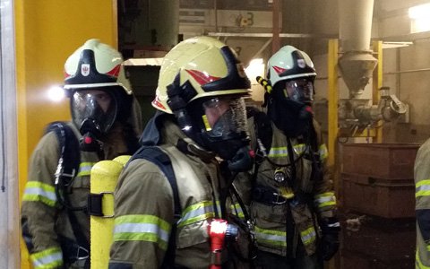 Gasbetriebener Gabelstapler brannte in Industriehalle