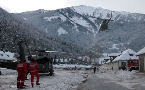 Flugübung für die Feuerwehr Landeck in der Pontlatzkaserne
