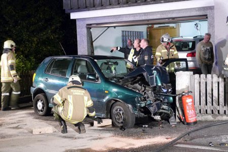 22-jähriger prallte mit seinem Fahrzeug gegen Betonpfeiler