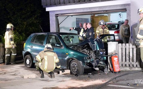 22-jähriger prallte mit seinem Fahrzeug gegen Betonpfeiler