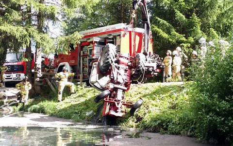 Traktorbergung aus Gewässer in Strengen